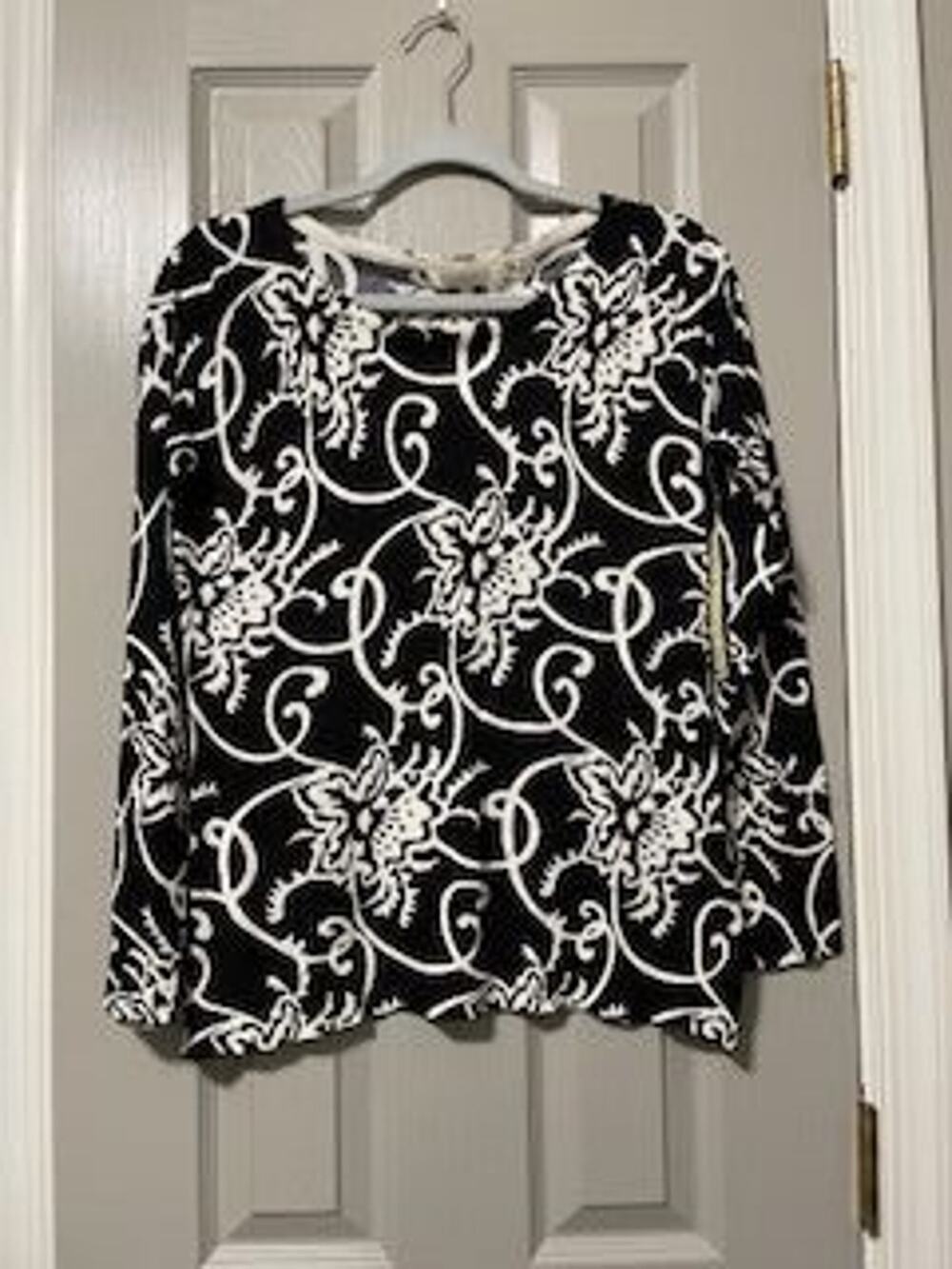 #T438 NWT CYRUS BRAND SWEATER RAPUNZEL BLACK AND WHITE FLORAL PRINT SZ SMALL